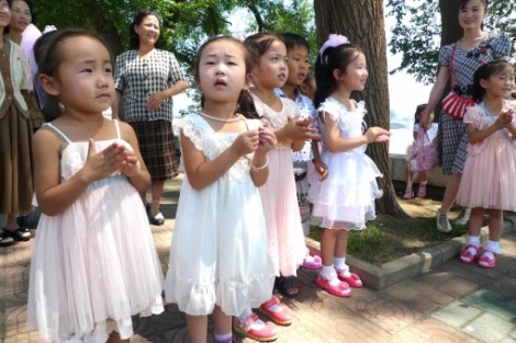 Enfants sud-coréens dans la rue. 