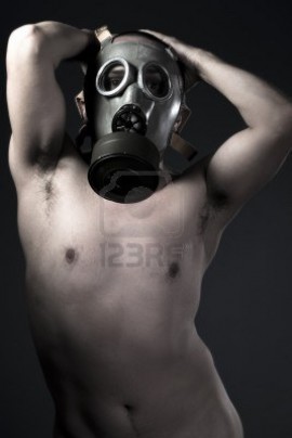 homme-nu-avec-un-masque-a-gaz-de-protection1-270x404