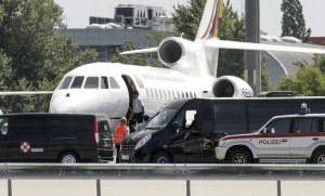 Le président bolivien Evo Morales embarque à bord de son avion, à l’aéroport de Vienne le 3 juillet 2013 afp.com