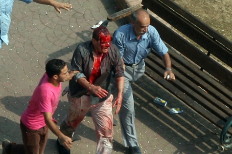 Une femme égyptienne pleure sur le corps de sa fille enveloppée dans des linceuls dans une mosquée au Caire le 15 Août 2013 (AFP Photo / KHALED DESOUKI)